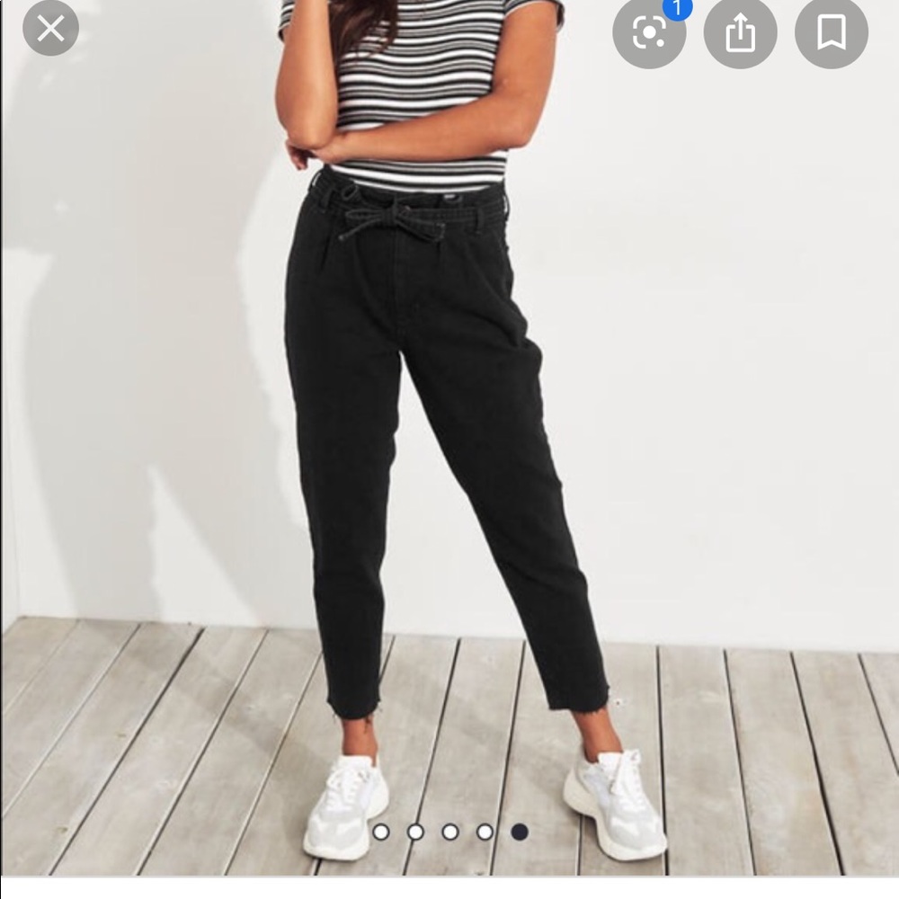 Hollister Ultra high rise mom jeans 🎁 - Picture 2 of 8